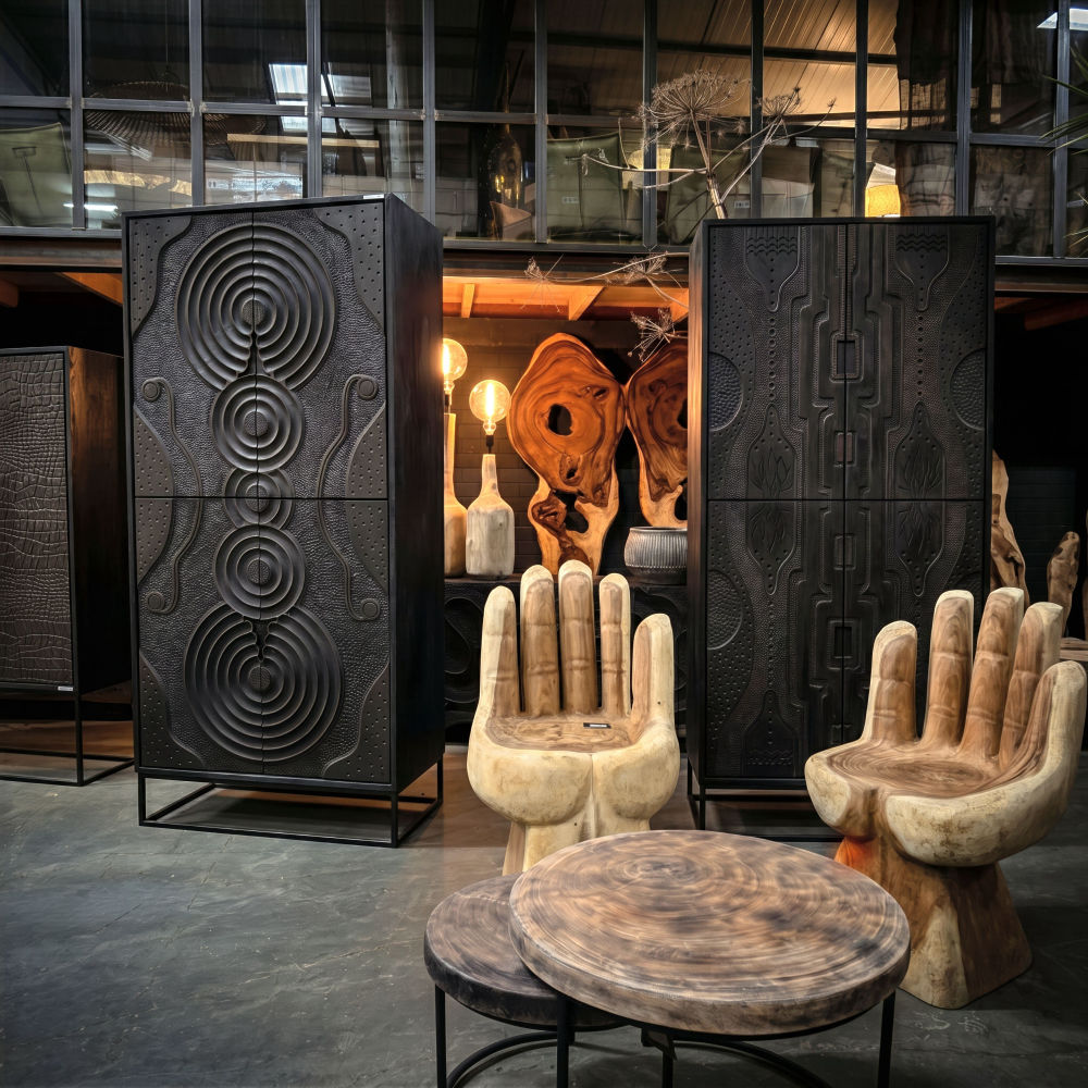 Houten kasten en tafels in de showroom