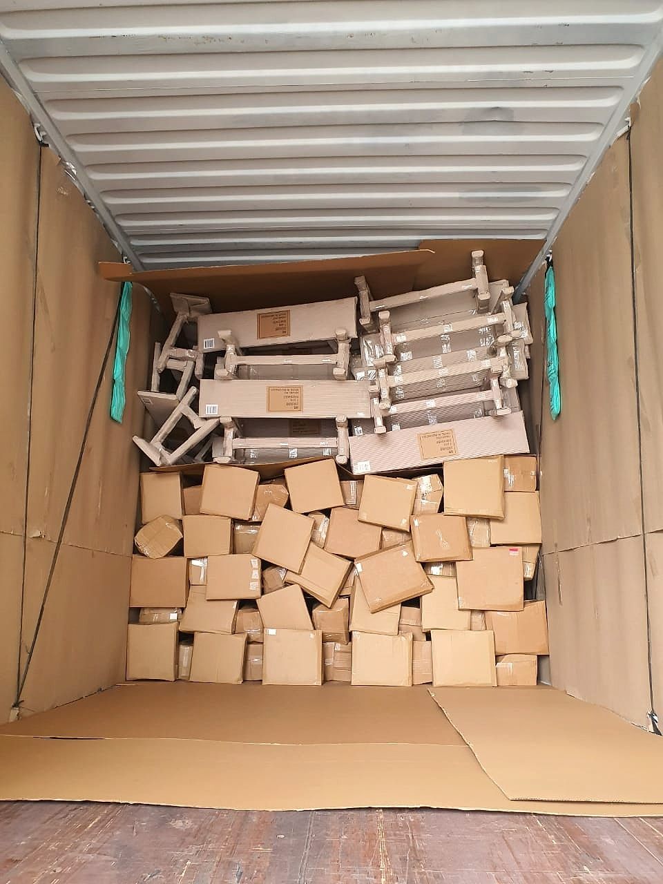 Container met meubelen en dozen