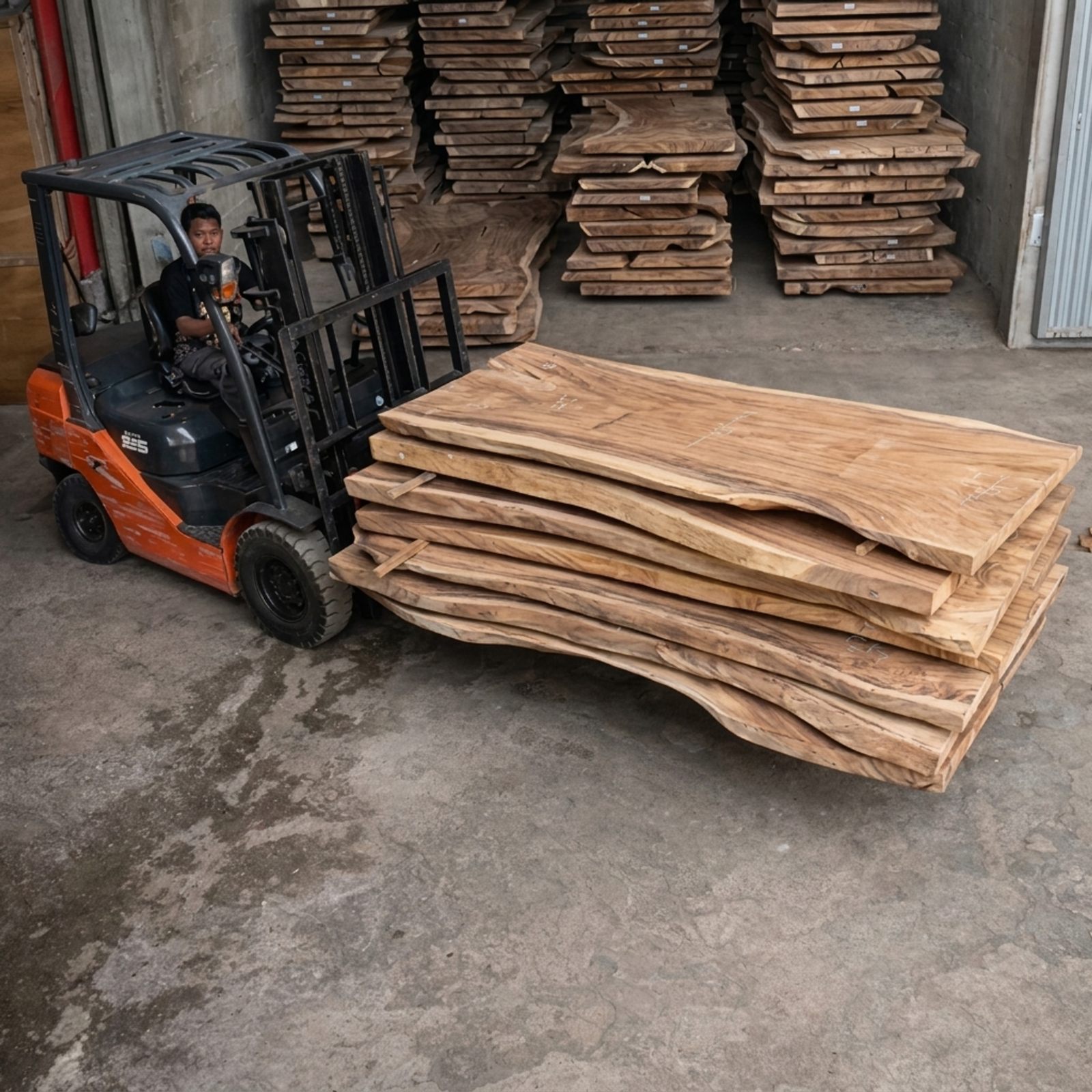 Heftruck verplaatst massieve houten bladen in Gudang A