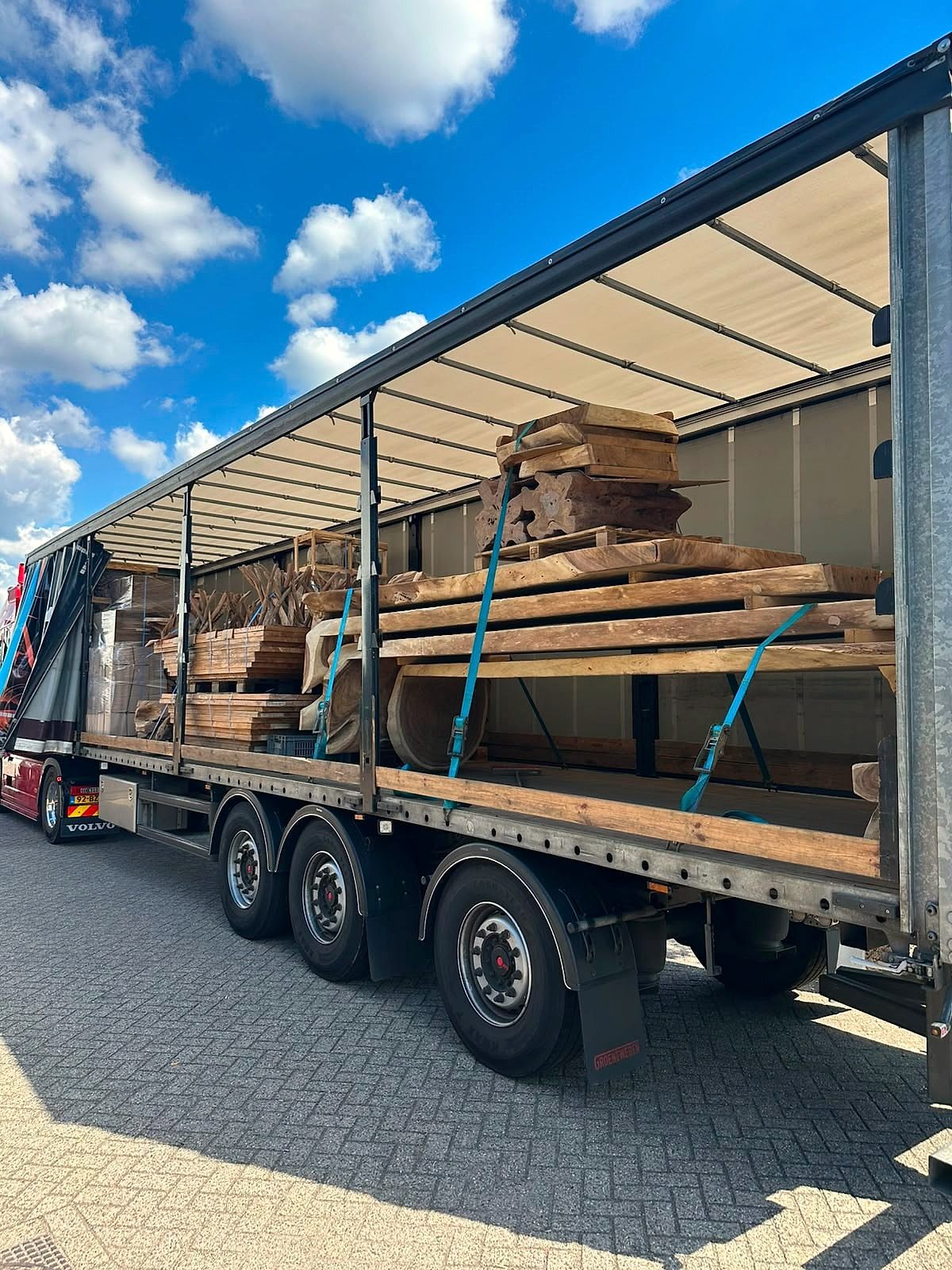 Geladen trailer voor transport