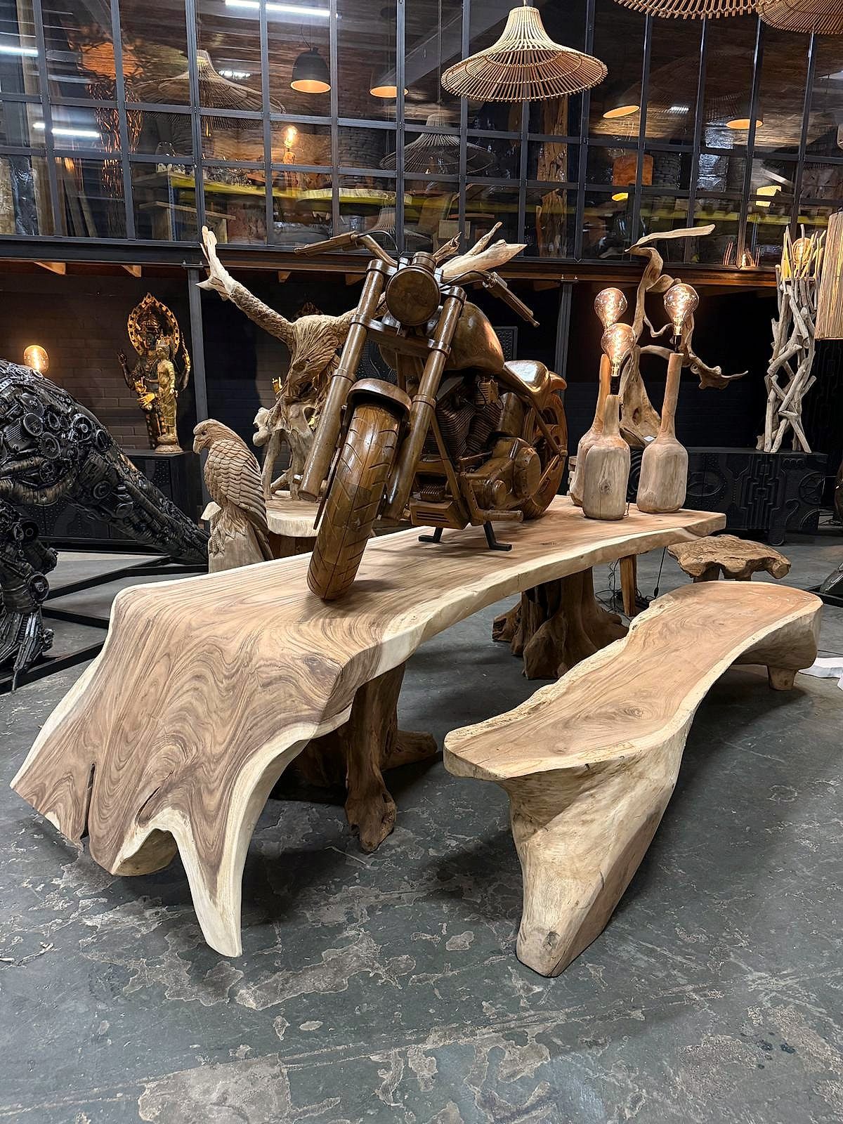 Live-edge tafels en sculpturen