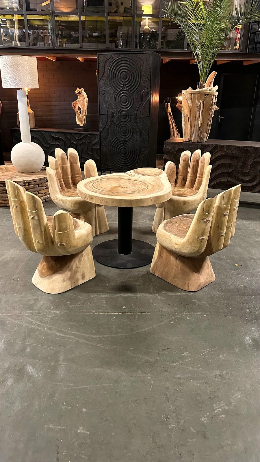 Hand-stoelen rond een tafel