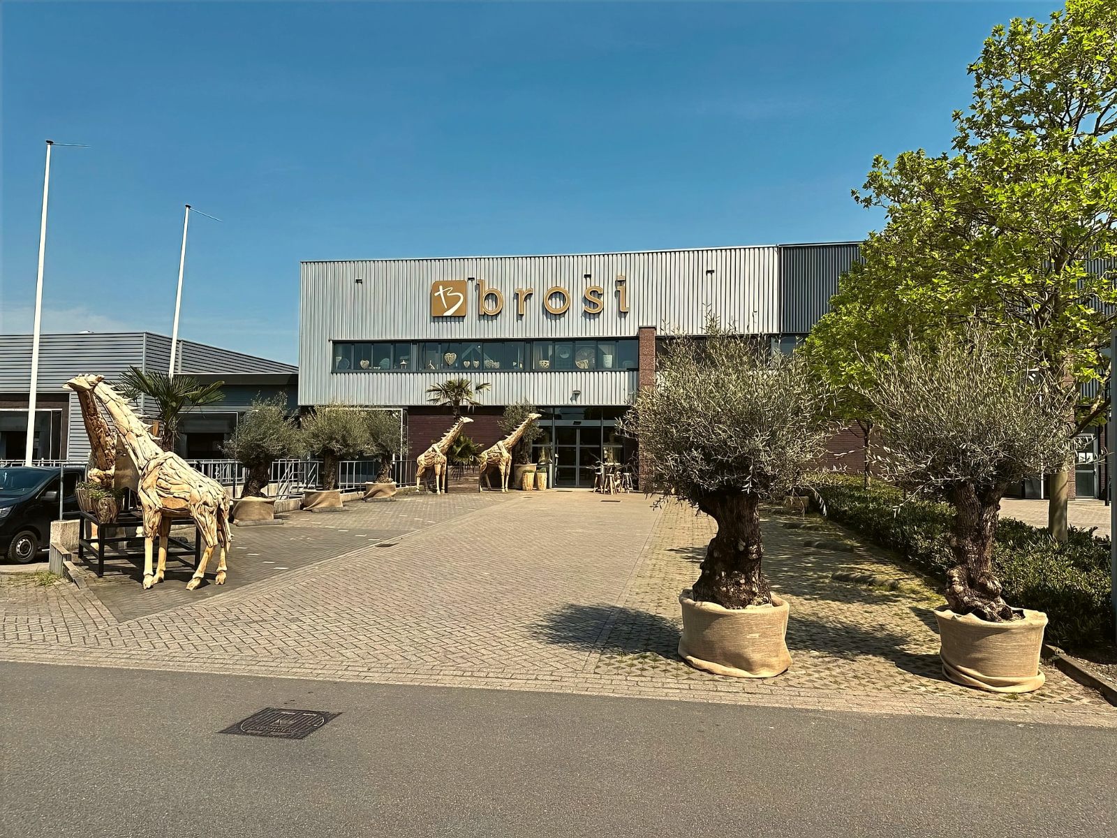 Vestiging Venlo — cash & carry met sculpturen voor de entree