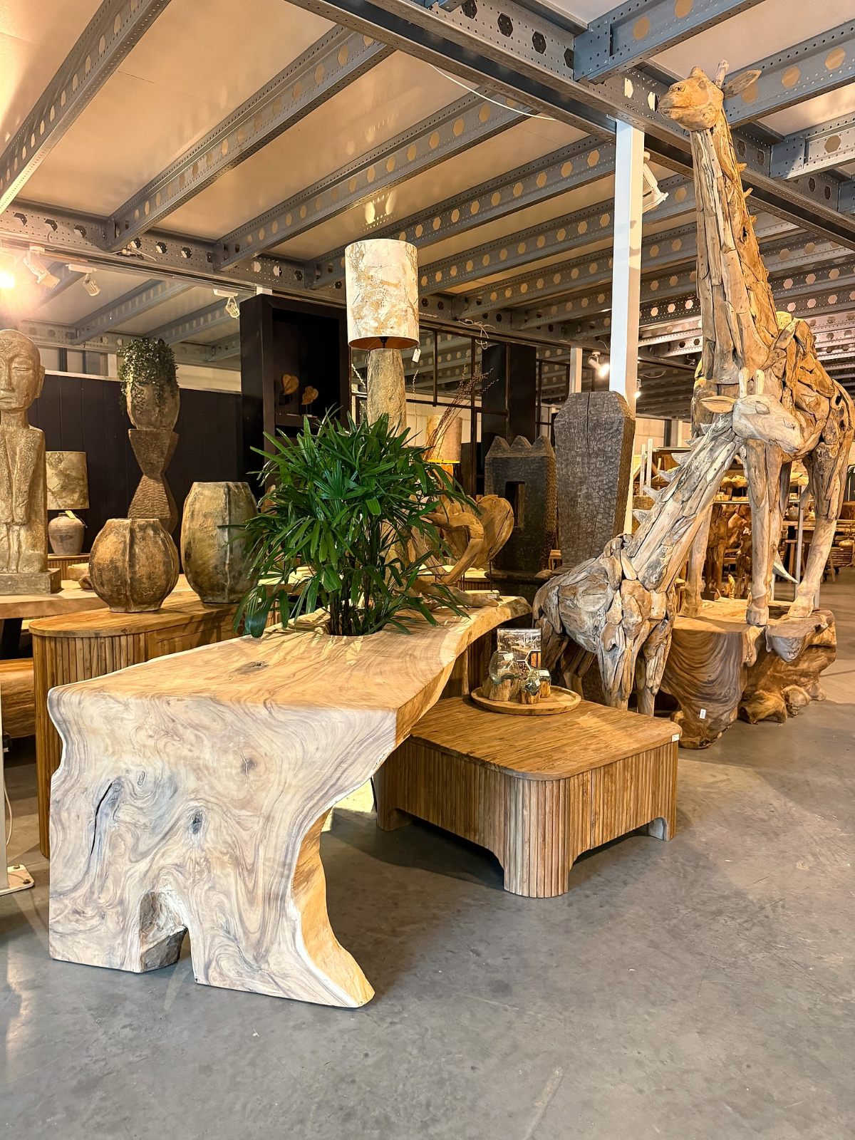 Showroom met console en sculpturen