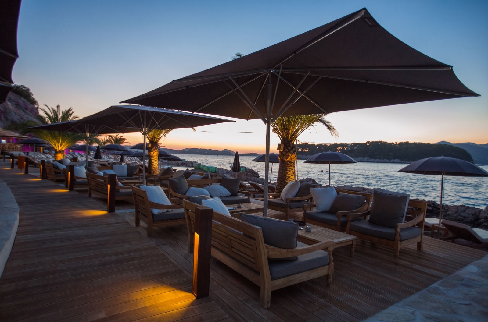 Lounges aan het water in avondlicht