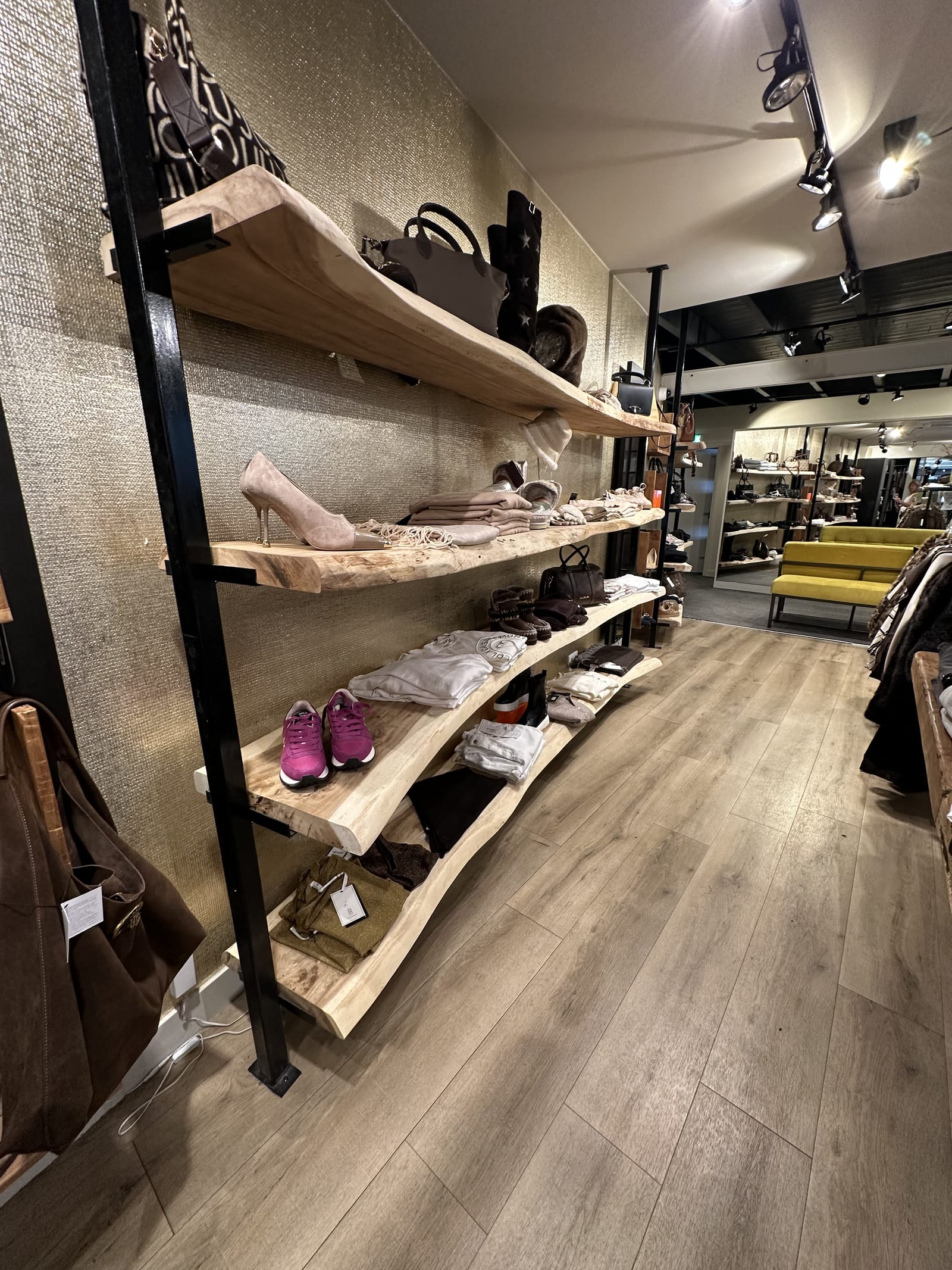 Suar-planken met natuurlijke rand in de kledingwinkel