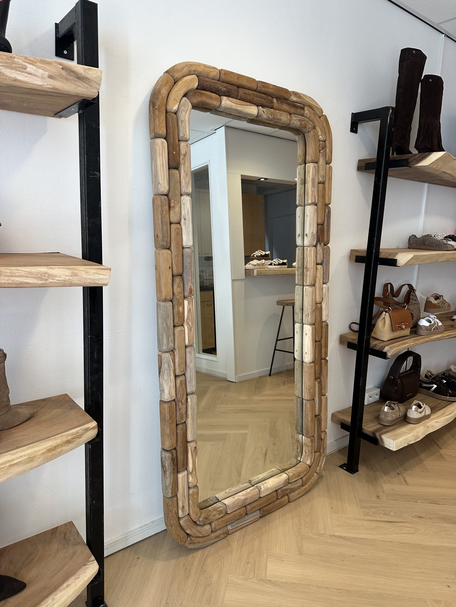 De Arunja-spiegel in de schoenenwinkel