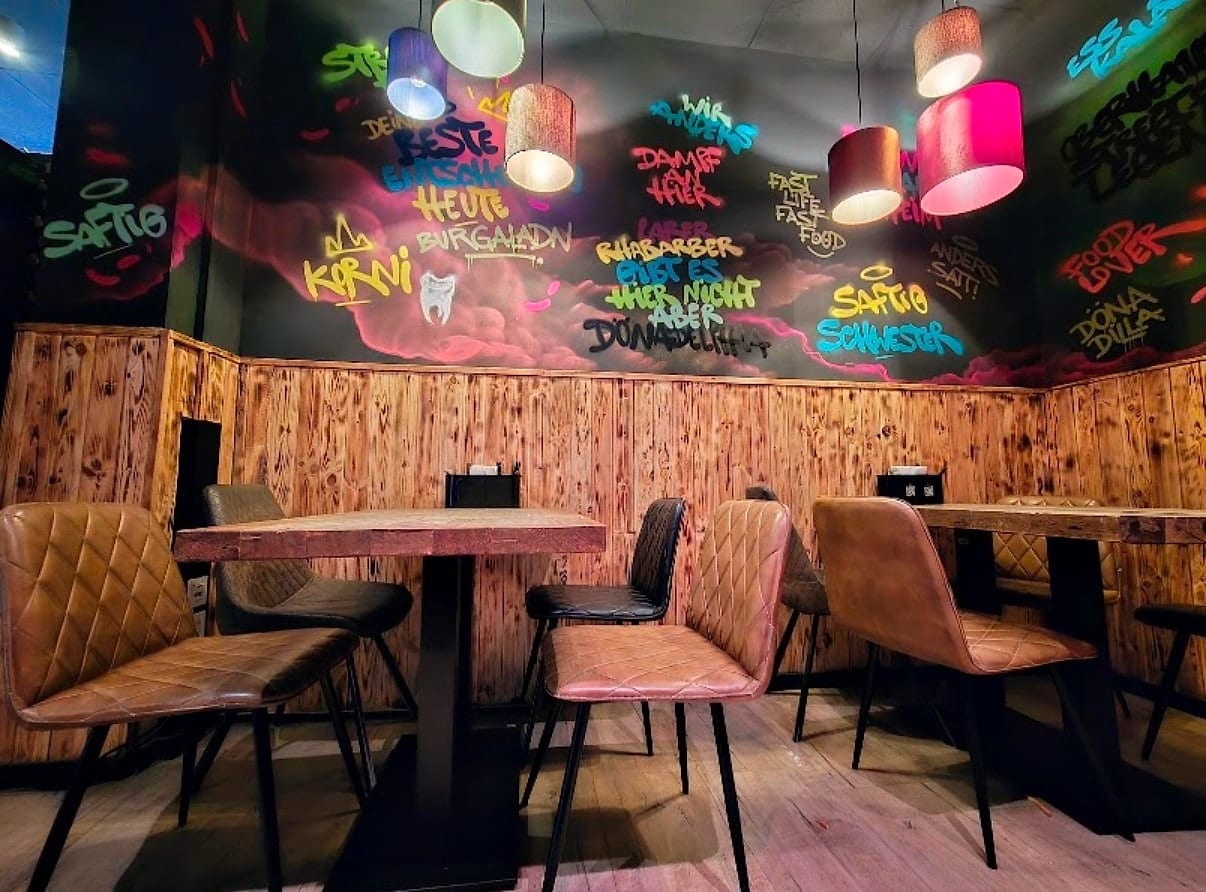 Zitgedeelte met graffitiwand en houten lambrisering