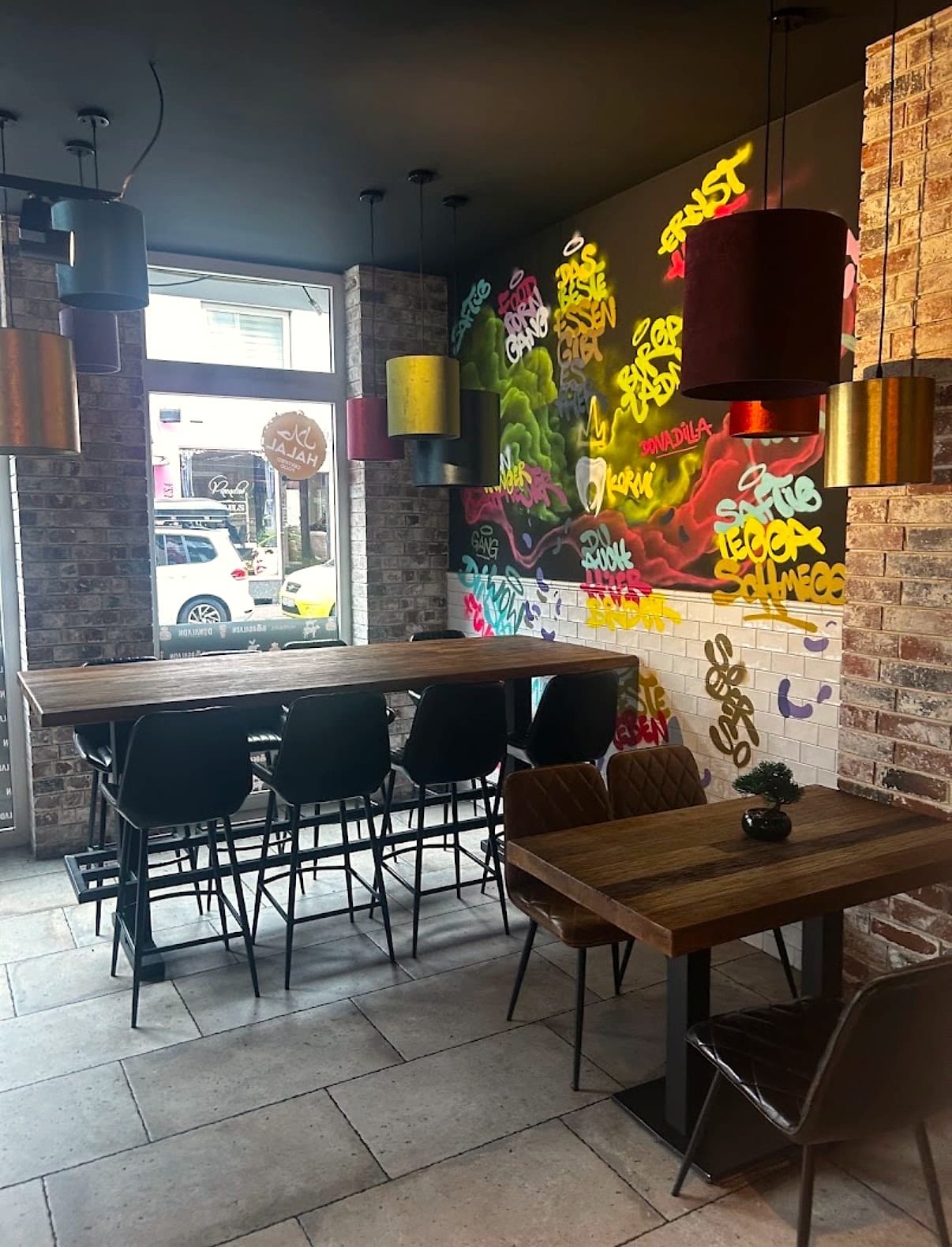 Hoge tafel en zittafel voor de graffitiwand