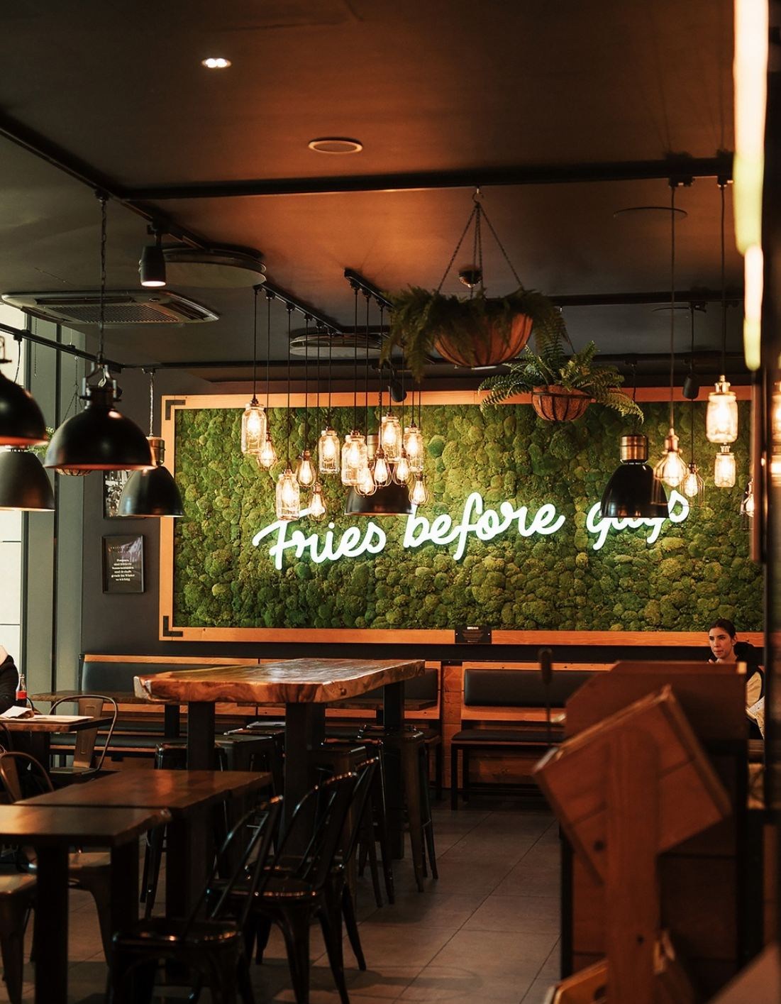 Interieur met moswand en houten tafels