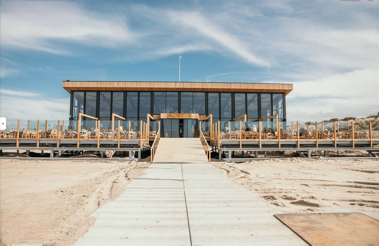 Strandpaviljoen van Strandclub Horizon op het strand van Renesse