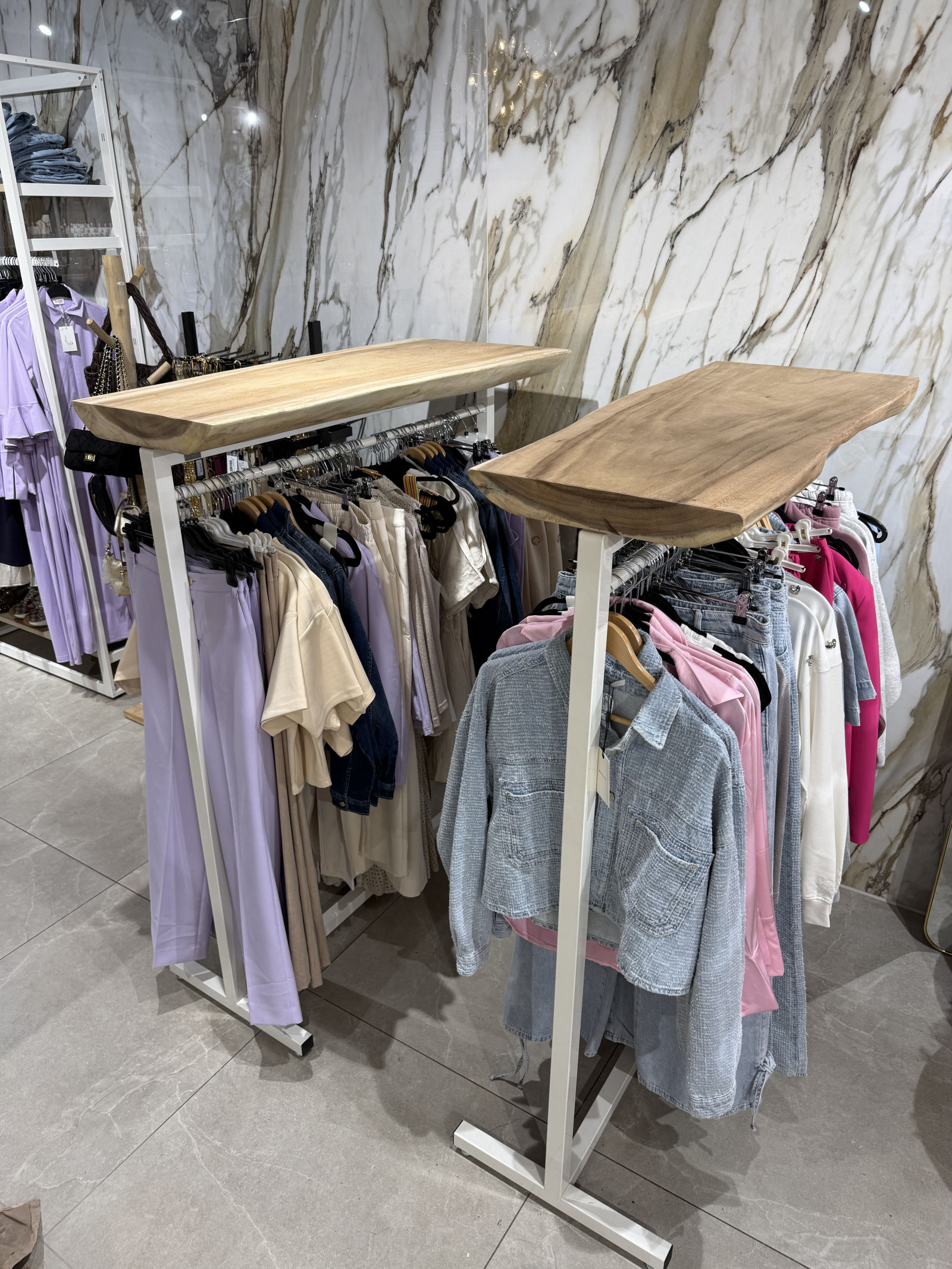 Suar-presentatietafel met producten