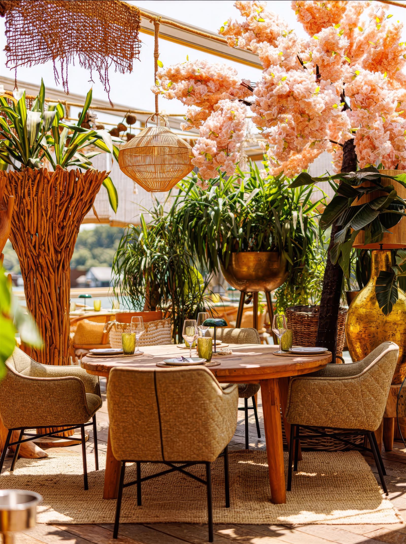 Rotan lampen boven houten tafels