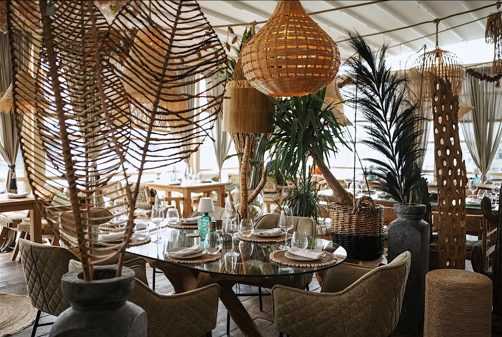 Interieur van restaurant LeFer in Belgrado met rotan lampen en handgemaakte meubels