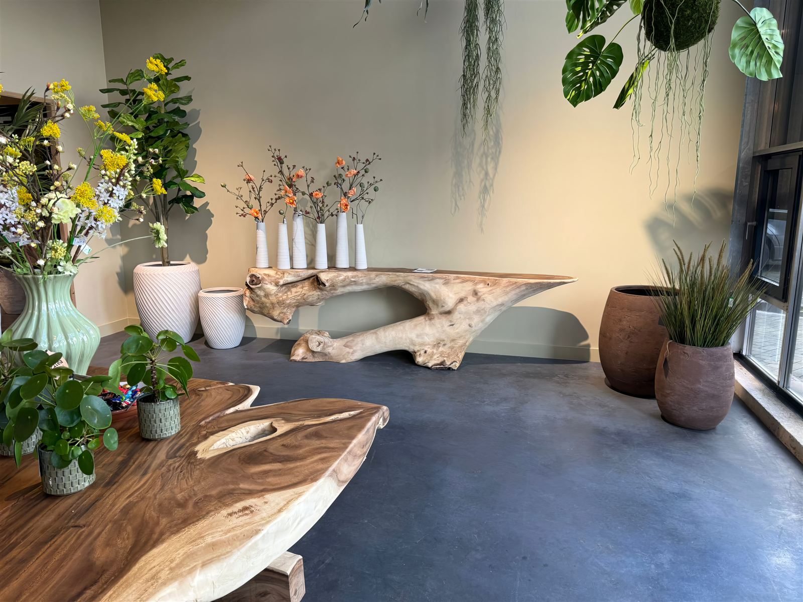Showroom met massief houten tafel en maatwerkgroen