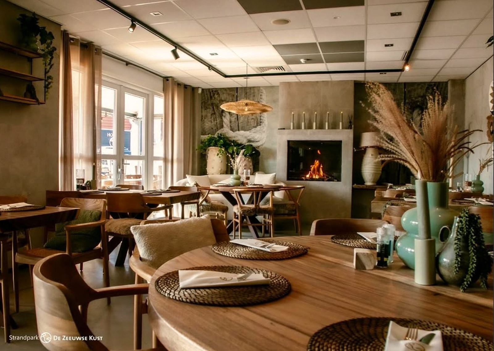 Restaurant met open haard en massief houten tafels