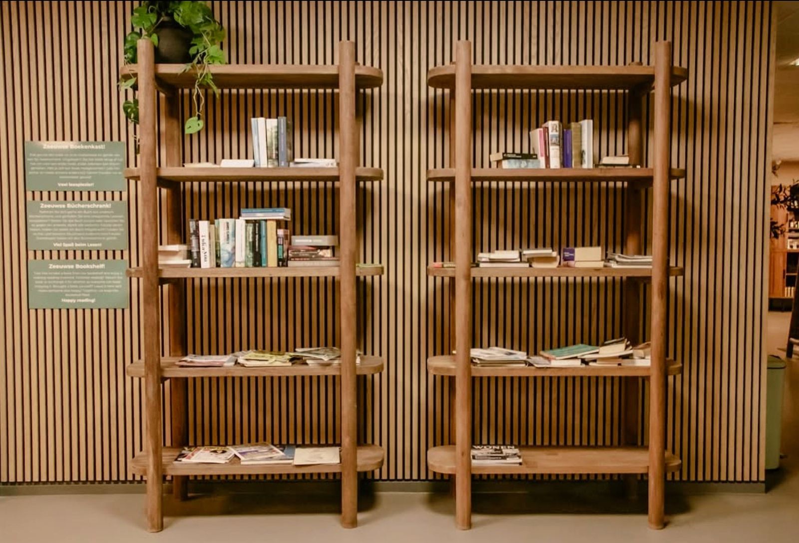 Boekenkasten tegen lattenwand