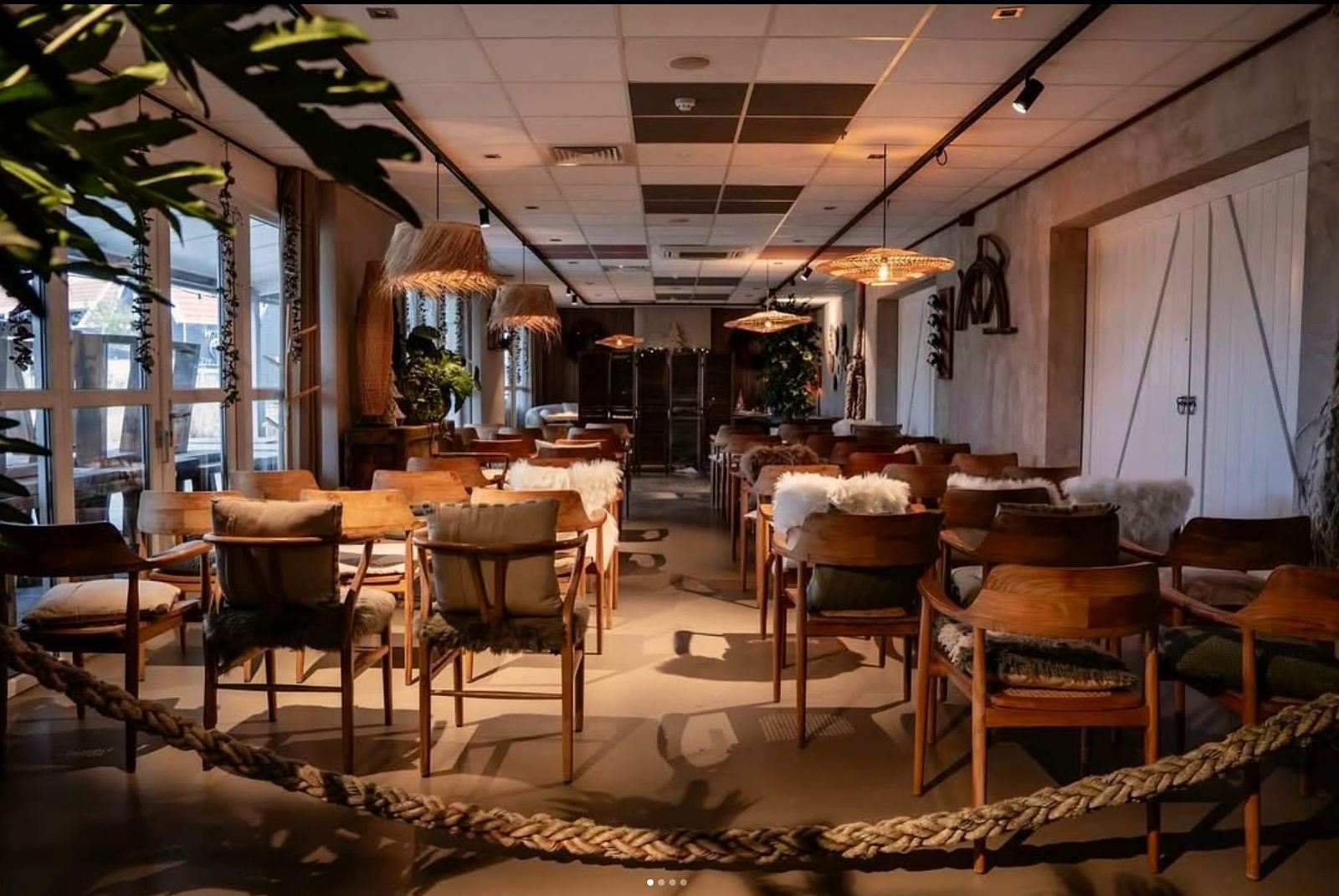 Restaurant met houten stoelen en schapenvachten