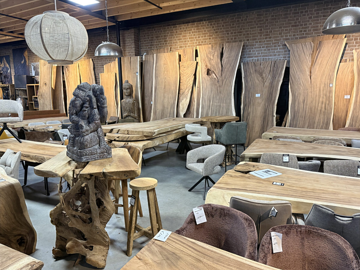 Showroom met boomstamtafels en sculpturen van Brosi