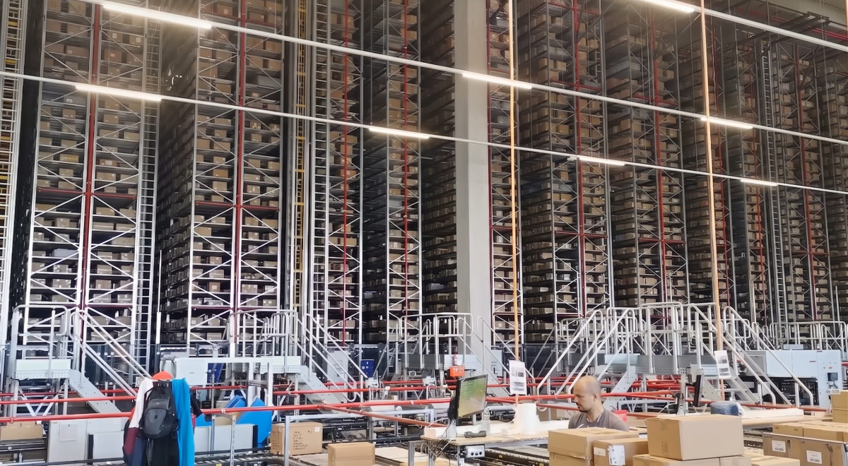 Magazijn met hoge stellingen vol voorraad