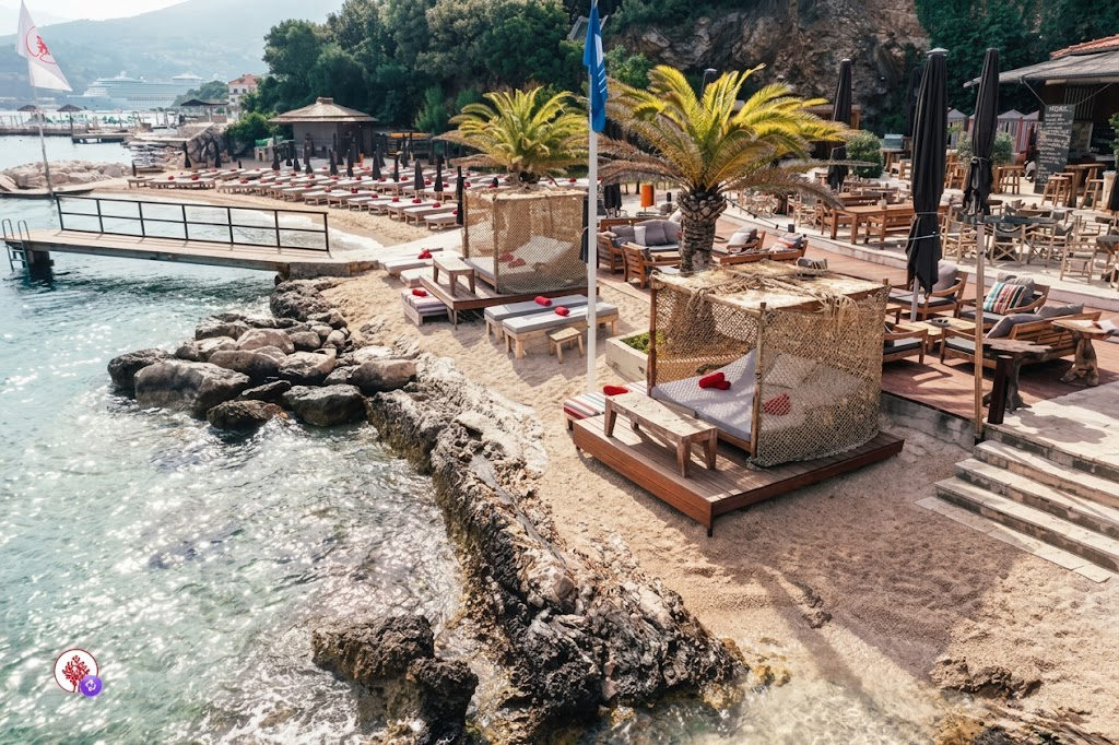 Beachclub ingericht met houten meubelen van Brosi